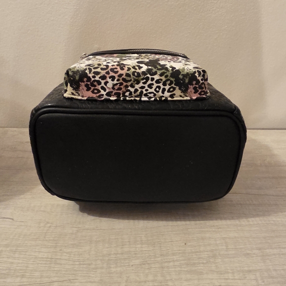 NWT Disney Parks Loungefly Minnie Mouse Icon Animal Print Mini Backpack. - Picture 6 of 6